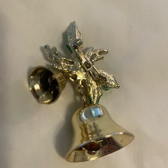 Vintage pin with gold bells that jingle and Holly - Picture 3 of 4